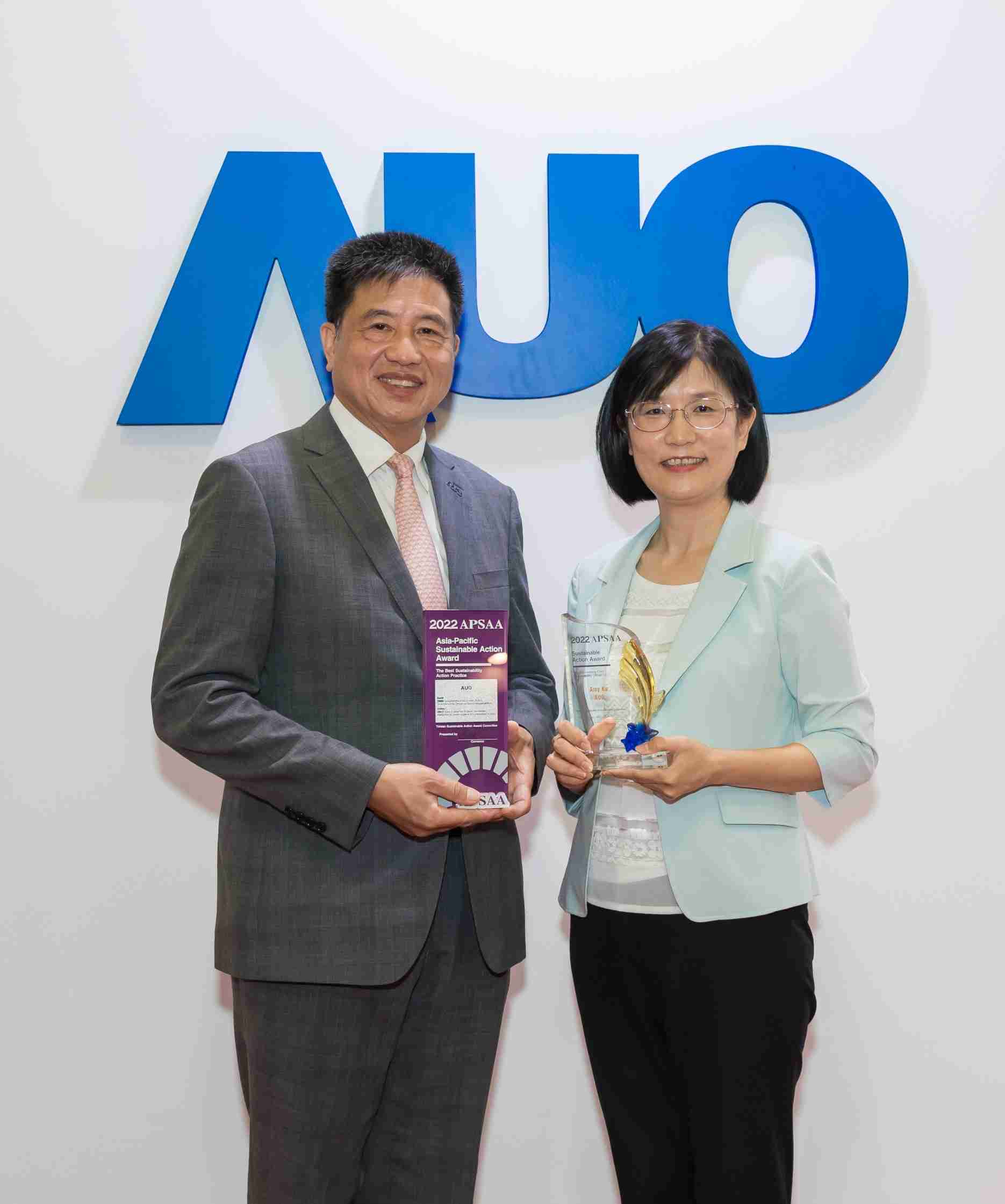 森林舞会长期垫筑永续远景的基石，，，透过ESG暨气候委员会逐步实践永续策略蓝图。。。。其中，，，森林舞会光电永续长古秀华带领团队、、制定中长期目标，，，缔造多面向亮眼表现，，获得「顶尖永续长奖」的个人奖殊荣（左：森林舞会光电董事长暨执行长彭双浪，，右：森林舞会光电永续长古秀华）