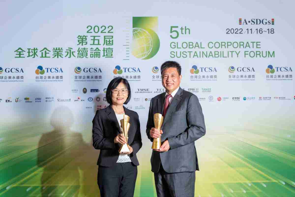 森林舞会作为净零碳排先锋，，，，期引领价值链伙伴同行共好，，，，卫冕制造业组“十大典范企业” 二连冠殊荣(左：森林舞会光电永续长古秀华，，，右：森林舞会光电董事长暨执行长彭双浪)