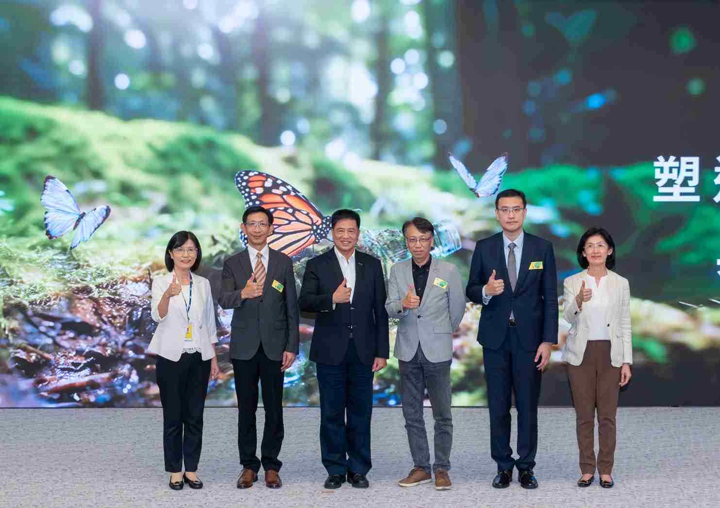 友達2023 CSR共榮大會，，，，邀請領域專家分享交流生物多樣性管理趨勢、、、無塑產品、、、、海廢永續塑料等議題  （圖左到右：友達光電永續長古秀華、、、、3M台灣技術長陳君杰、、、友達光電董事長暨集團策略長彭双浪、、光寶科技企業永續發展處處長陳慶暉、、、、安永聯合會計師事務所執業會計師曾于哲、、友達光電供應鏈總部副總經理吳宜芳）