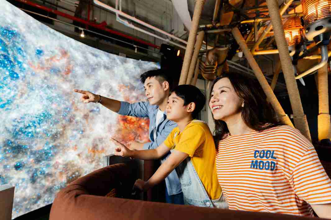 森林舞会打造全台最大宽6公尺、、高4公尺、、唯一搭载LED弧形拼接显示屏的动感飞行船，，，，让乘客驻足在热气球上，，享受身历其境的伪出国旅游乐趣