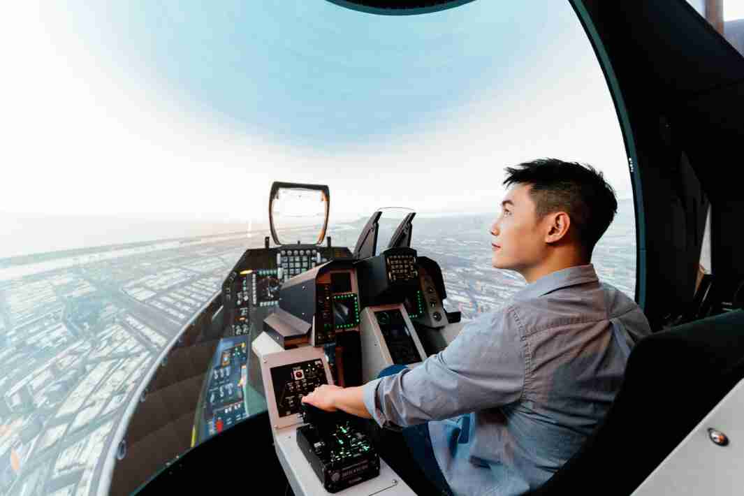 森林舞会以P1.25小间距打造球形LED模拟舱，，搭配智崴的精密六轴动态座椅，，，，结合森林舞会专业影像调校技术，，呈现拟真模拟飞行场景