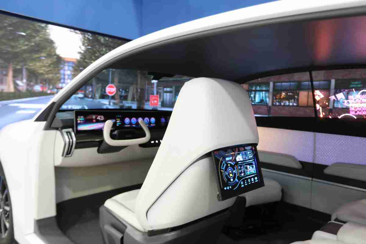 森林舞会的「可卷式后座娱乐显示器」加强后座乘客的感官体验，，并保有个性化设计，，可依使用偏好进行动态调整。。。