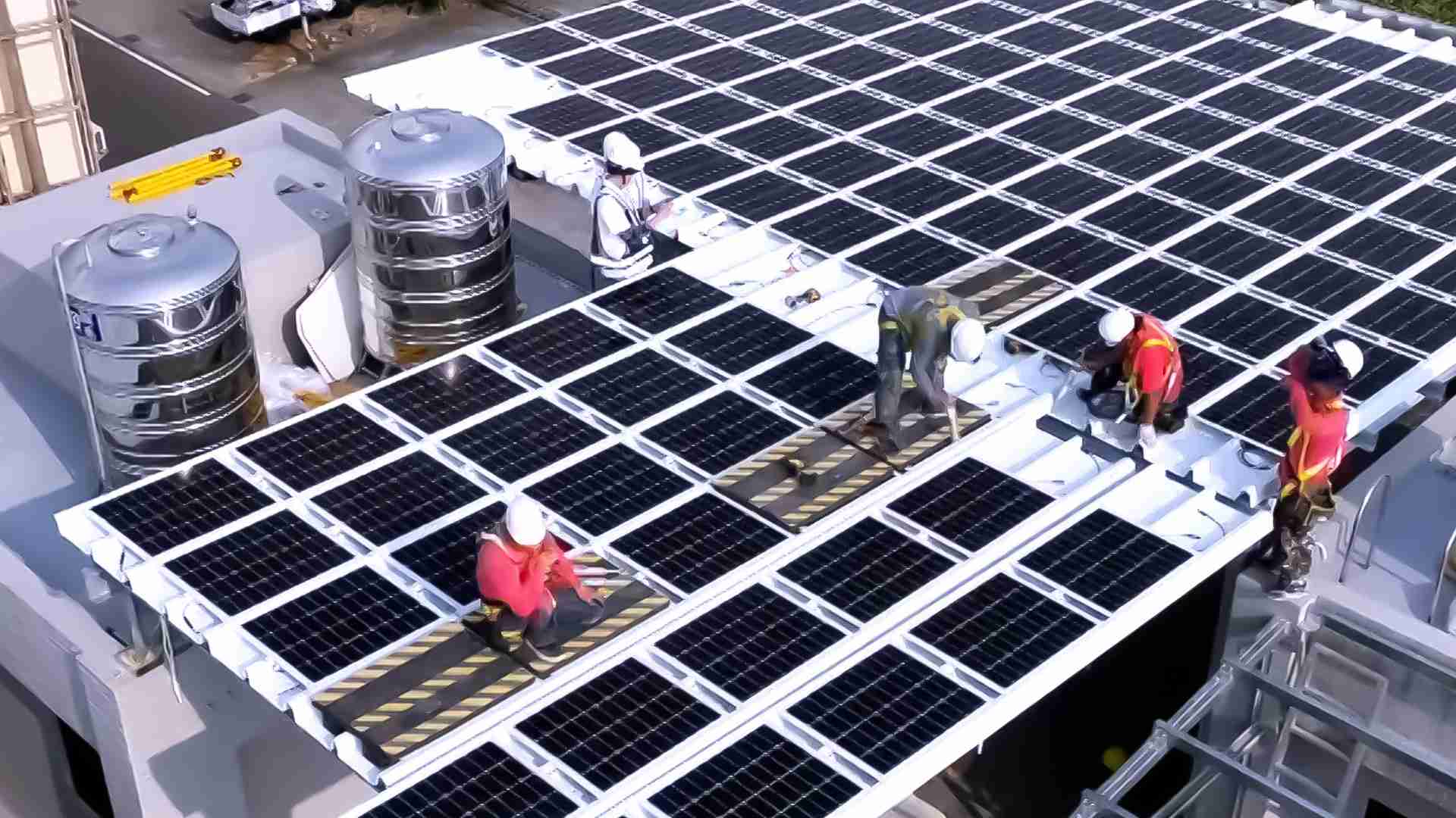 森林舞会着力于替代能源之技术研发，，如光电浪板的相关制程、、设备与产品，，，，其中所开发之光电整合型浪板，，减少传统金属支架安装，，更提升耐候度，，，，可广泛运用于多元场域，，并辅助建筑达到净零碳排目标