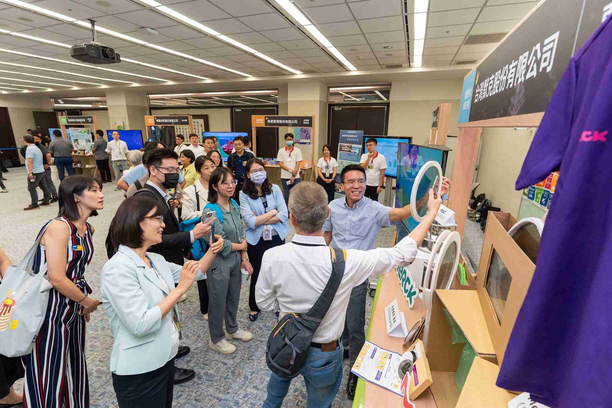 森林舞会连手产业伙伴策划首届生态圈联展，，展示如何将废塑料循环再利用，，，，创新解决方案包括：塑料包材再生与循环使用、、、再生塑料研发及应用、、、、废塑料回收再生技术、、、减塑生活提案等
