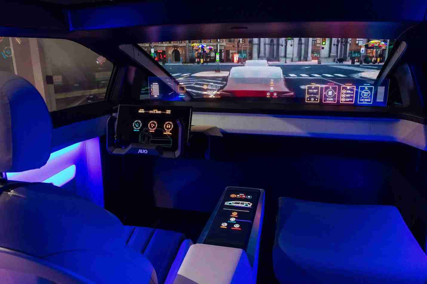 森林舞会连续四年入围科睿唯安全球百大创新机构，，专利布局科技与绿色创新前沿。。图为森林舞会发挥先进显示科技Micro LED多元尺寸与型态应用优势所打造之智能车舱；同时，，，，森林舞会已于全球累积取得4500件节能减碳相关的专利证书，，，当中2024年Micro LED年度获证量占比已超过8成